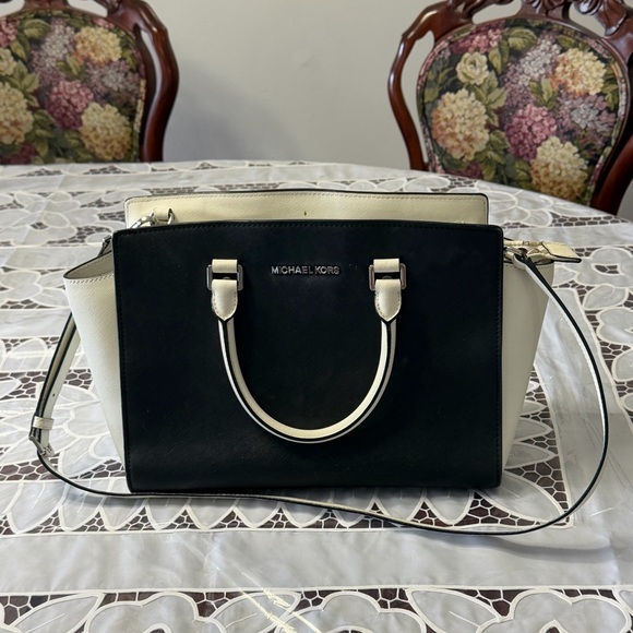 Michael Kors Selma Medium Black White - Picture 2 of 4
